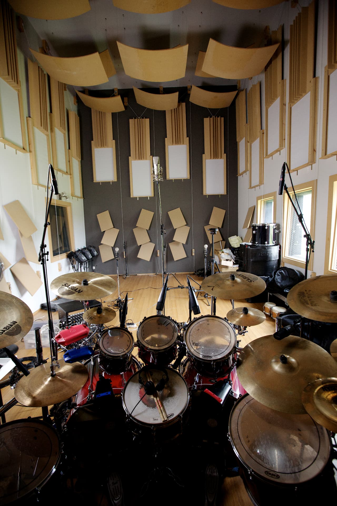 Grande salle de prise de son avec batterie et microphones