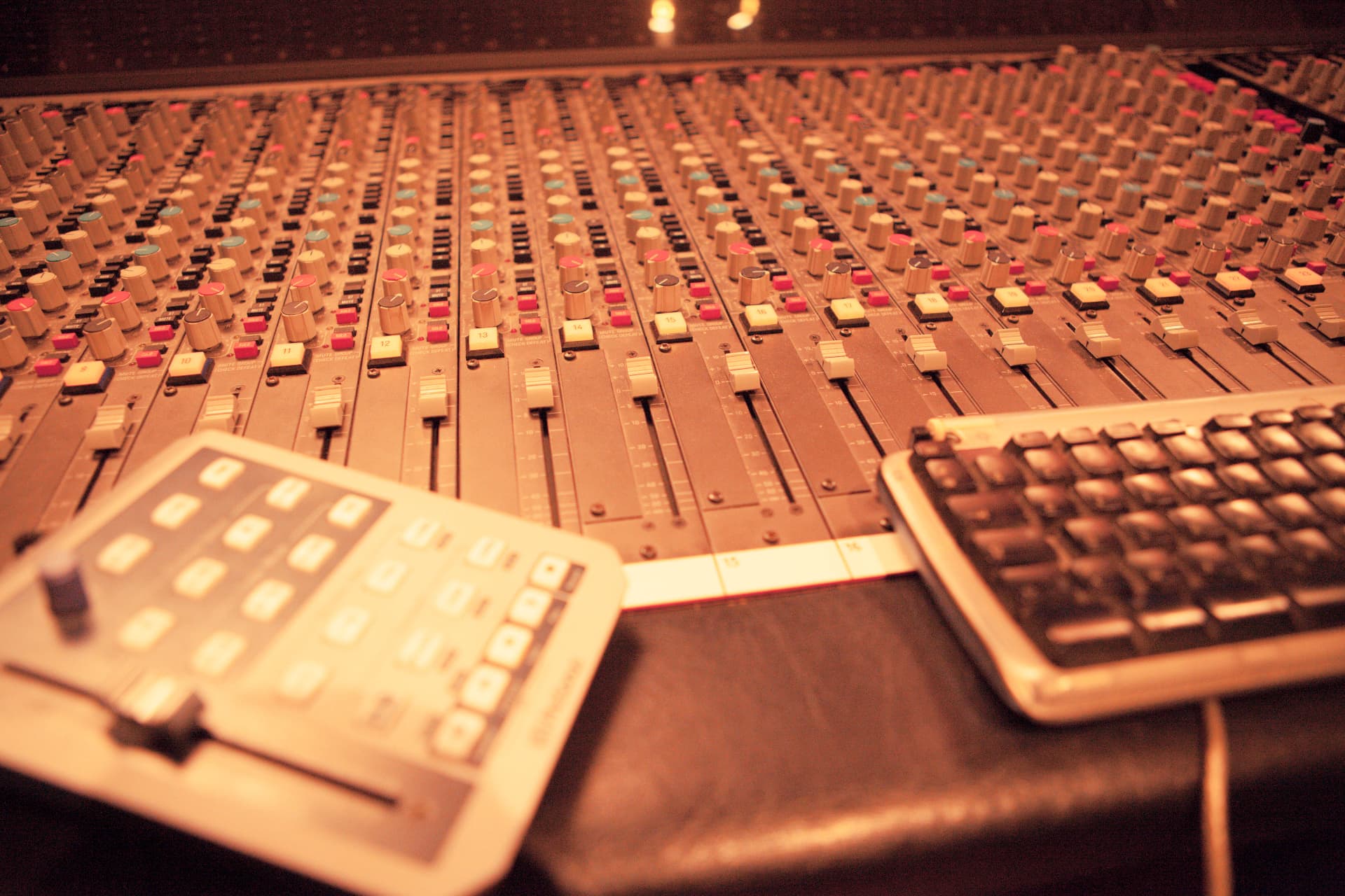Console de mixage de la régie de Noise Factory